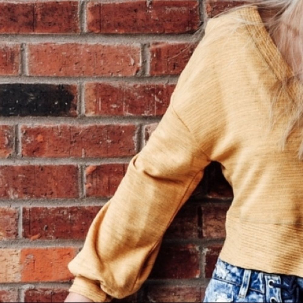 Cropped Button Front V Neck Top‎ - Picture 12 of 16